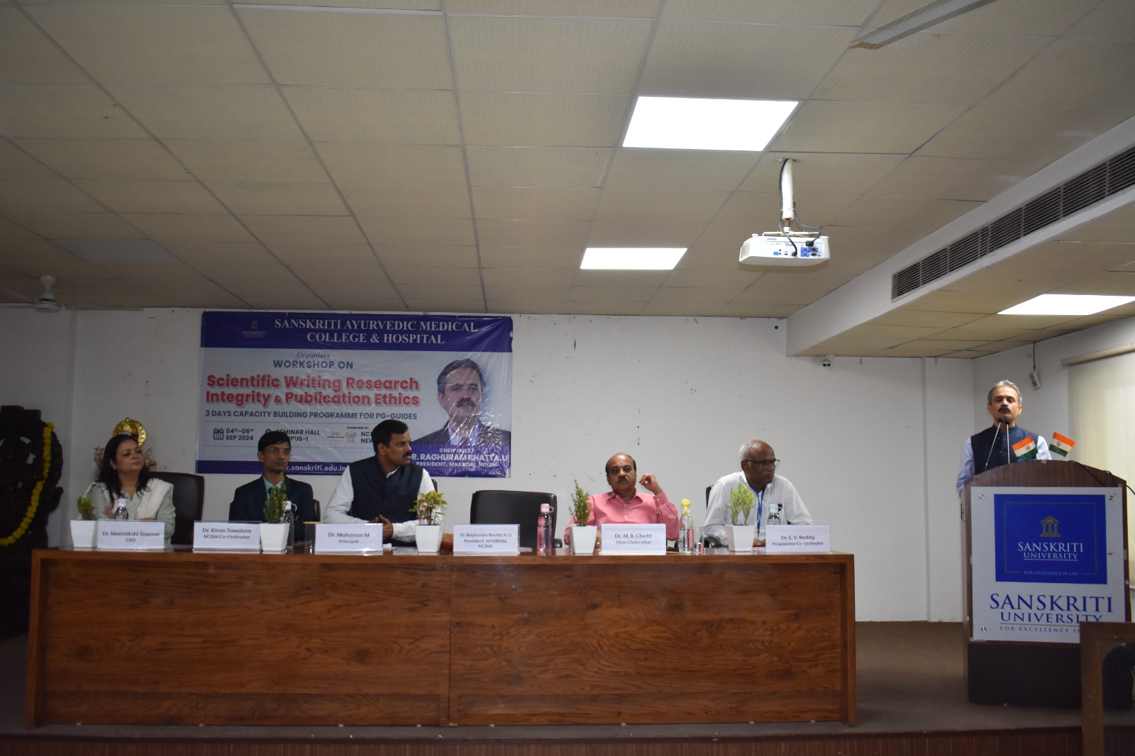 संस्कृति विवि में आयुर्वेद में वैज्ञानिक लेखन, अनुसंधान सत्यनिष्ठा पर गंभीर चर्चा 
तीन दिवसीय कार्यशाला का उद्घाटन
