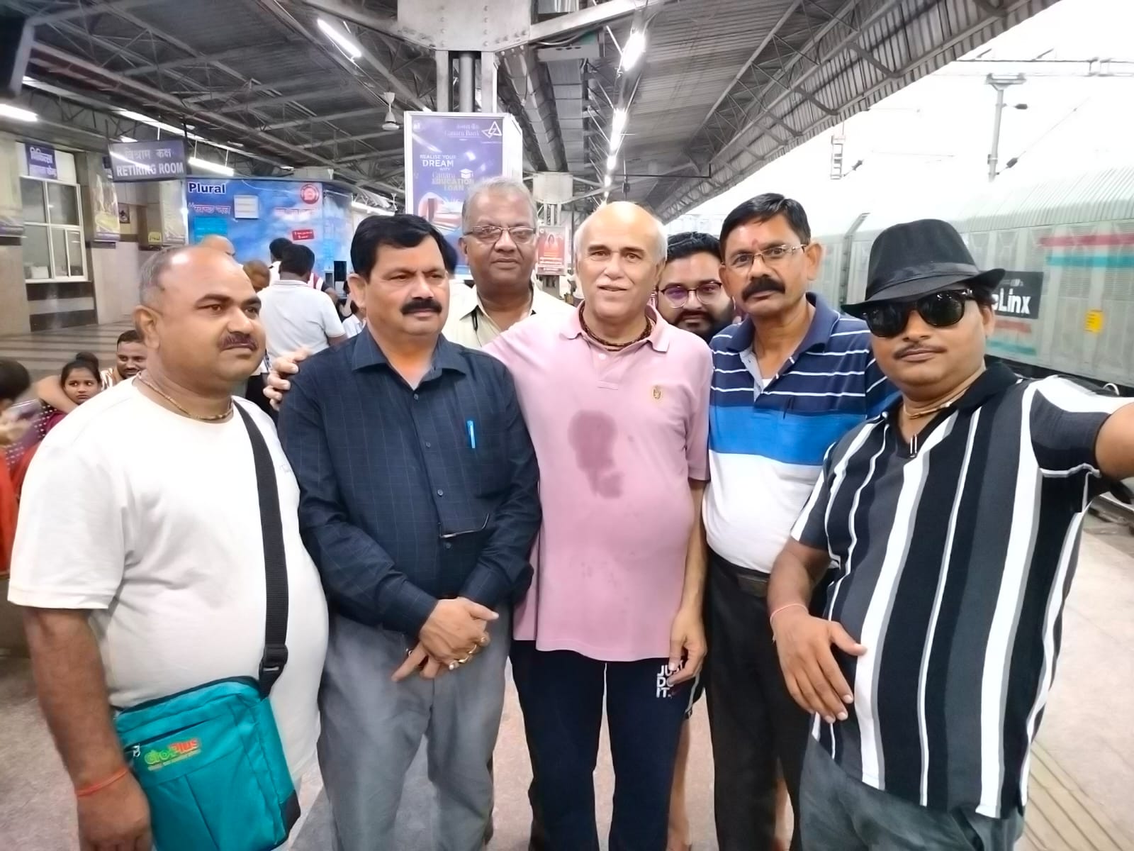 मथुरा बार एशोसिएशन के सैकड़ों सदस्य मल्लिकार्जुन के लिये हुए रवाना