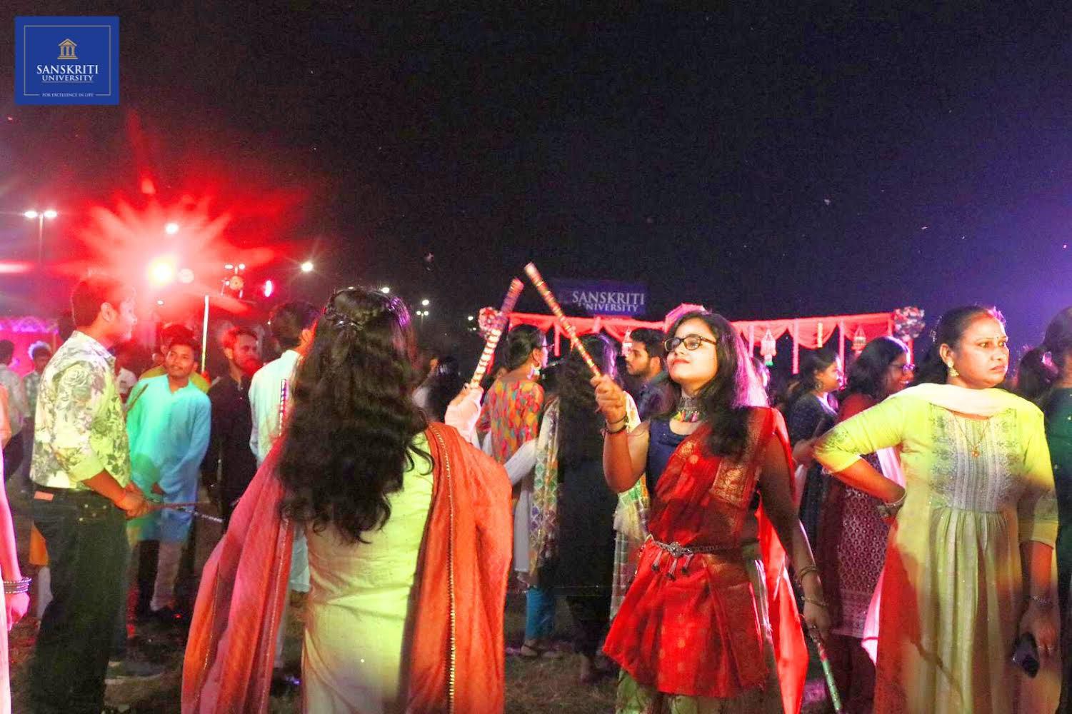 संस्कृति विवि में डांडिया नाइट, जमकर नाचे विधार्थी