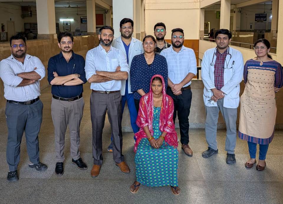 के.डी. हॉस्पिटल में हुई युवती के आंतों की मुश्किल सर्जरी डॉ. मुकुंद मूंदड़ा और उनकी टीम के प्रयासों से बची बबिता की जान