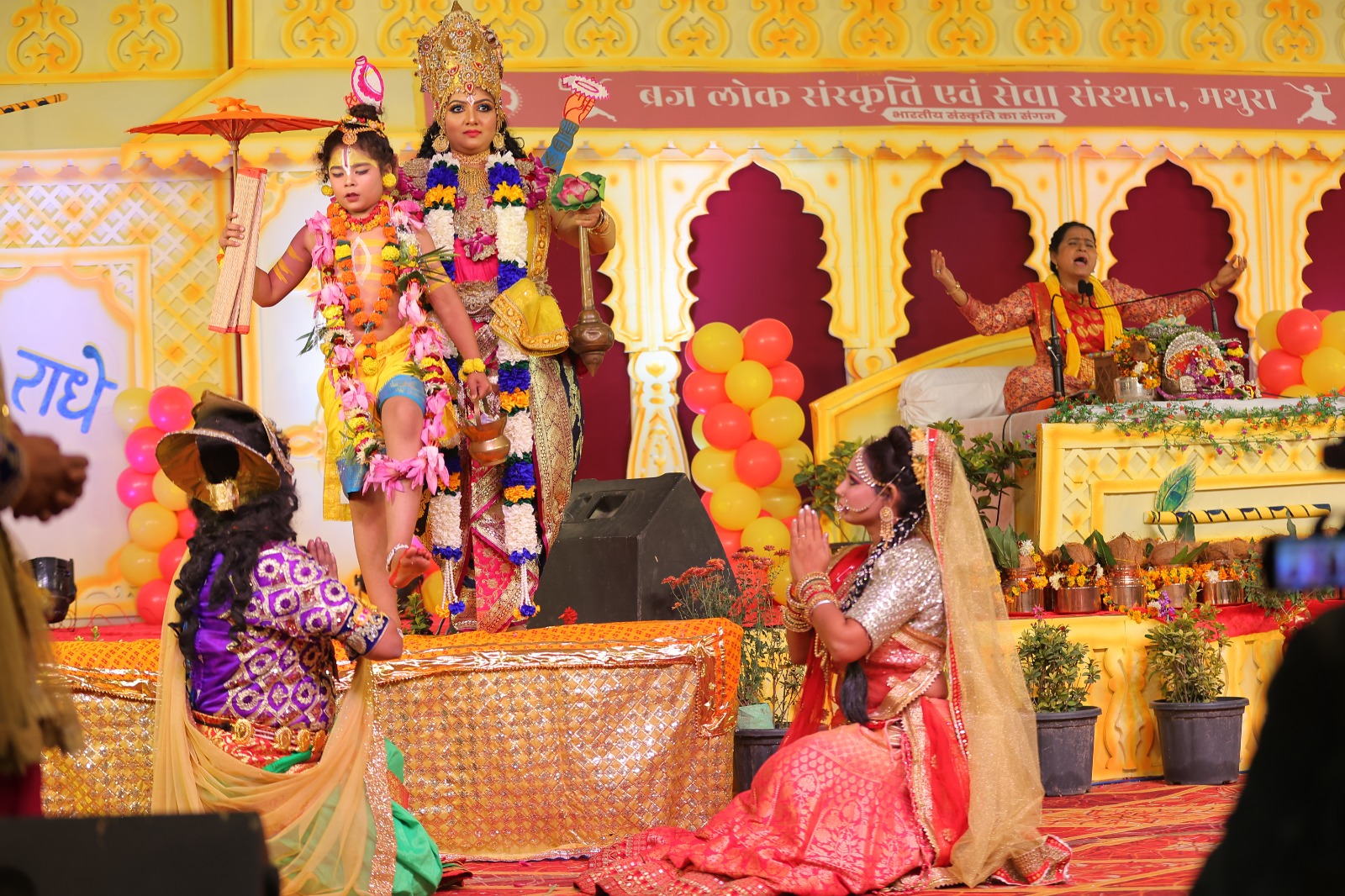 ब्रज लोक संस्कृति एवं सेवा संस्थान द्वारा आयोजित श्रीमद् भागवत लीला कथा में धूमधाम से मनाया कृष्ण जन्मोत्सव