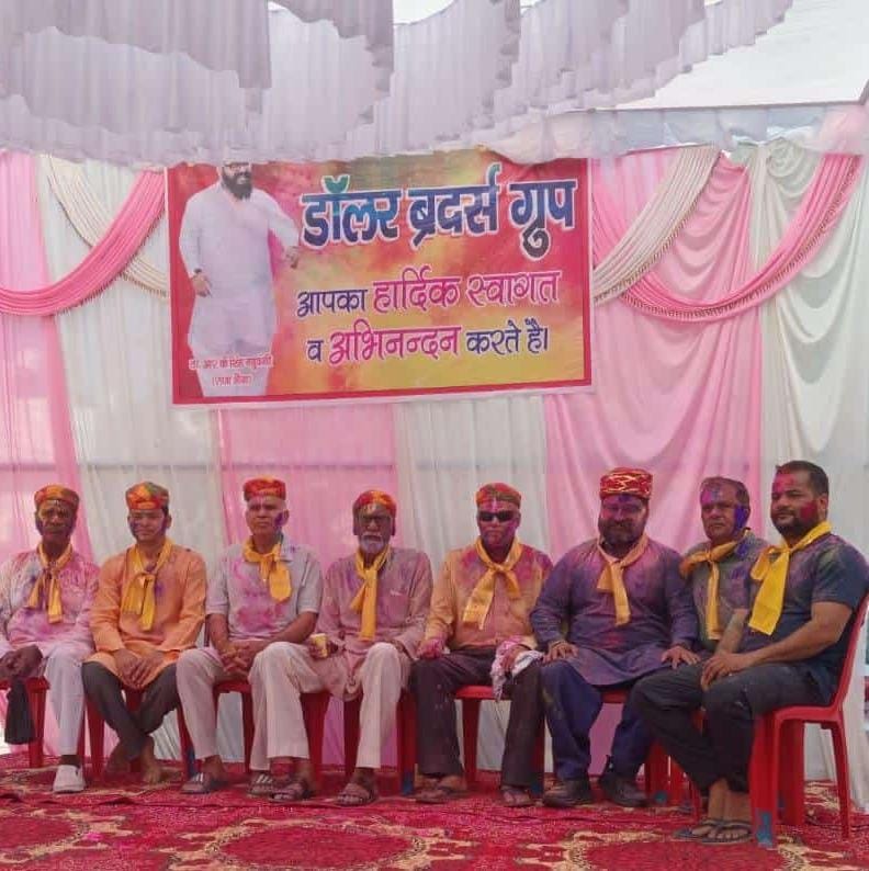 श्री राधा वैली में होली मिलन समारोह:गीत-संगीत और गुलाल के साथ लोगों ने मनाया रंगों का त्योहार