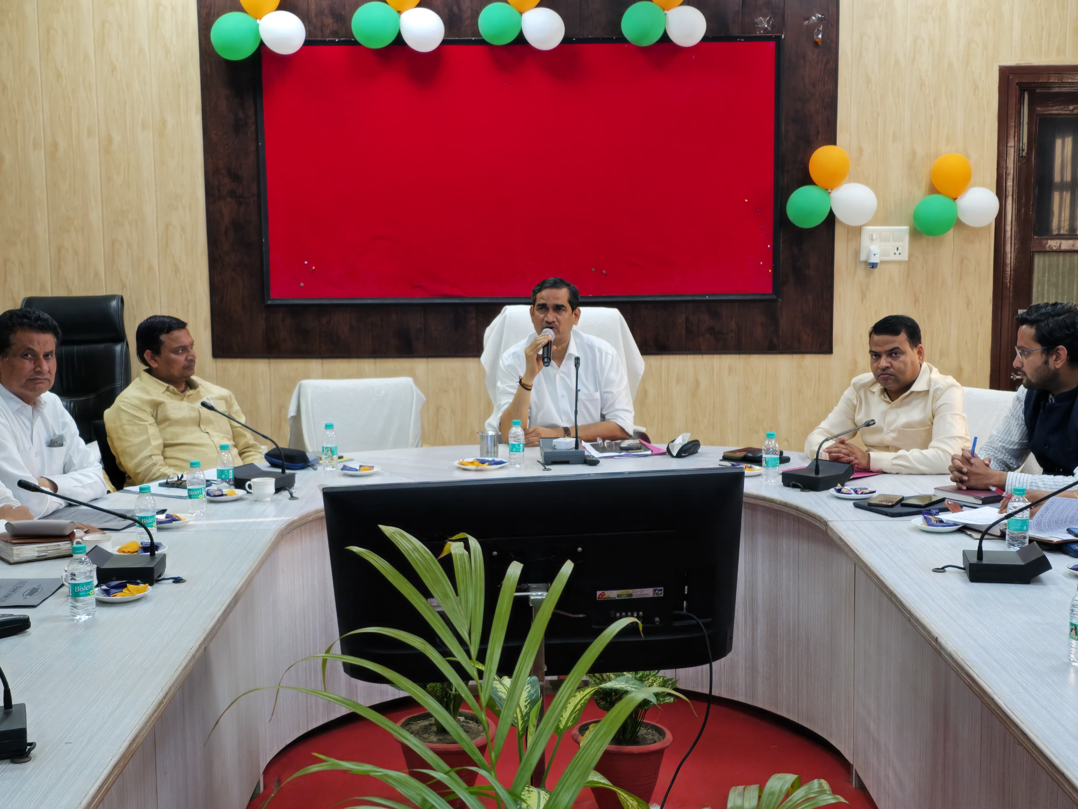 निर्वाचन प्रकिया, निर्वाचक नियमावली एवं अन्य बिन्दुओ पर जिलाधिकारी ने ली बैठक