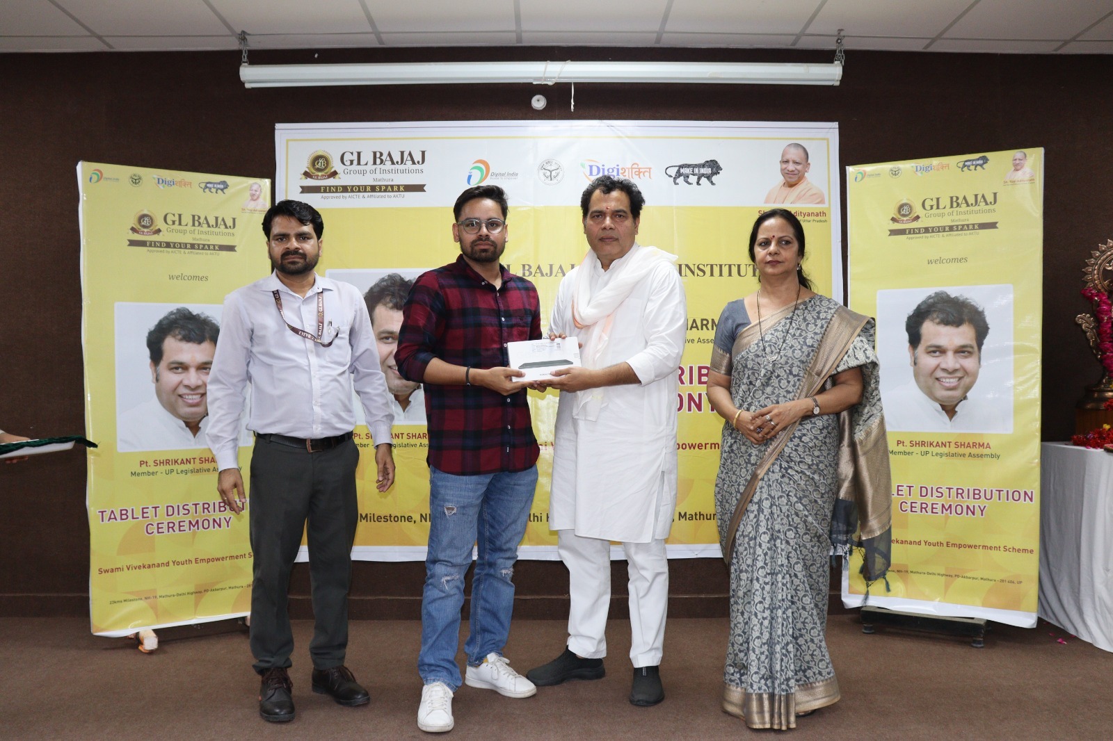 विद्यार्थी तकनीकी कौशल विकसित करने टैबलेट का करें सदुपयोग विधायक श्रीकांत शर्मा ने जीए