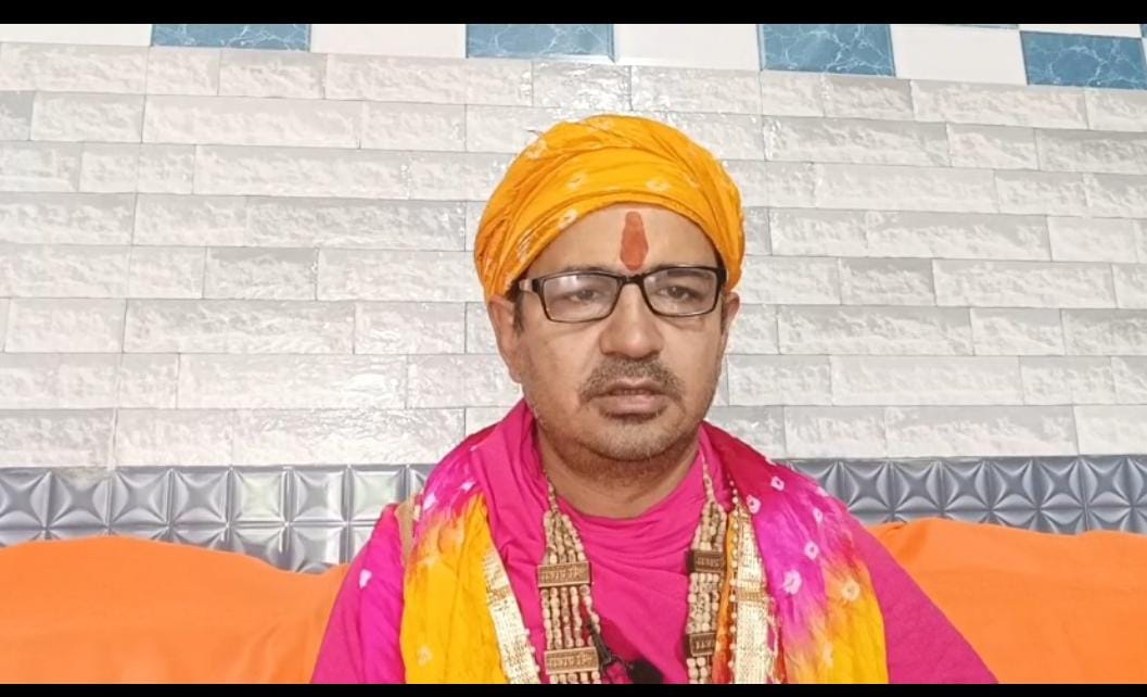 रामभद्राचार्य जी को अपनी पद्मश्री उपाधि लौटा देनी चाहिए: संत समाज
