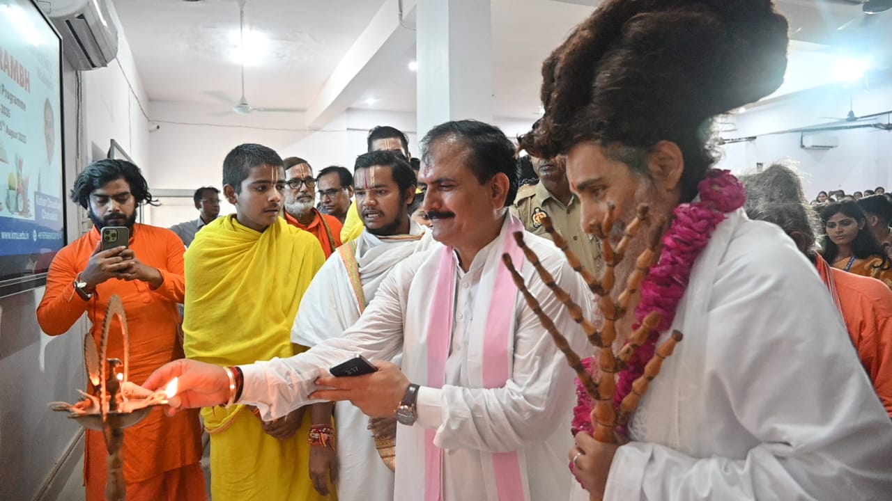 केएमयू के ओरिएंटेशन में पहुंचे नवप्रवेशित छात्र-छात्राओं को सद्गुरु ऋतेश्वर महाराज ने दिया सकारात्मक-आध्यात्मिक ज्ञान