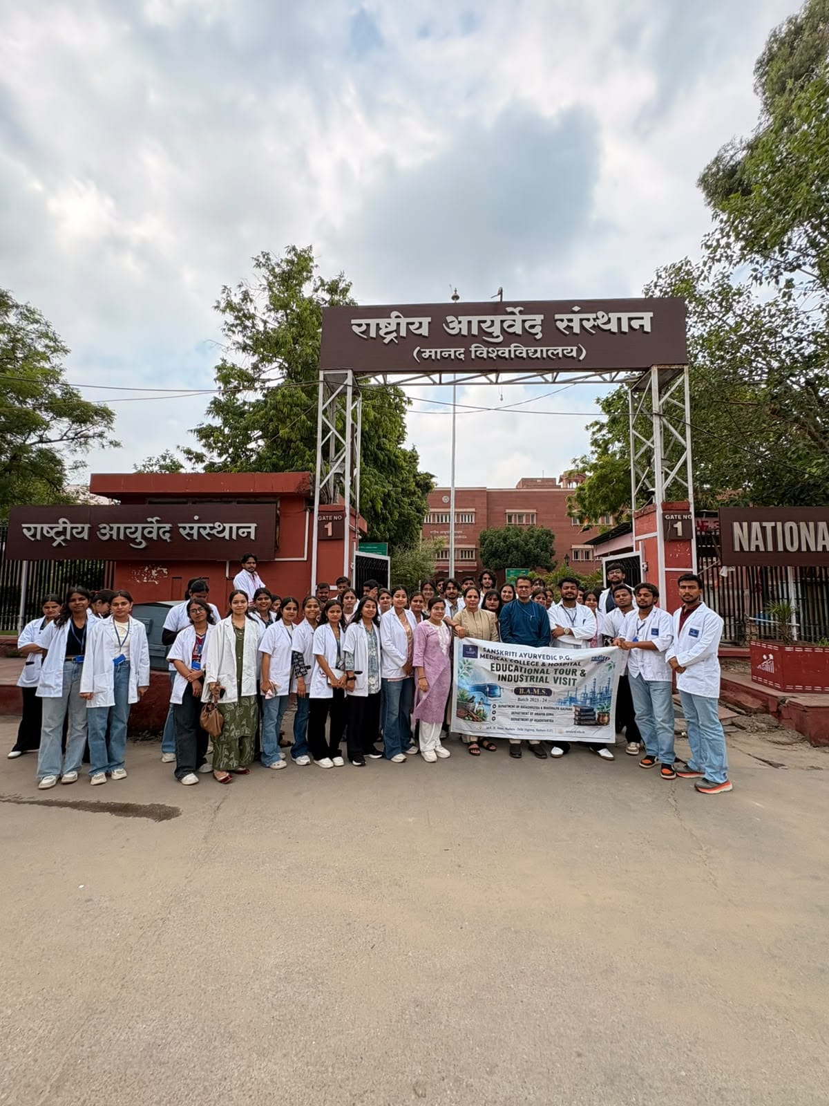 संस्कृति आयुर्वेदिक मेडिकल कालेज के विद्यार्थियों ने शैक्षिक भ्रमण से पाया ज्ञान