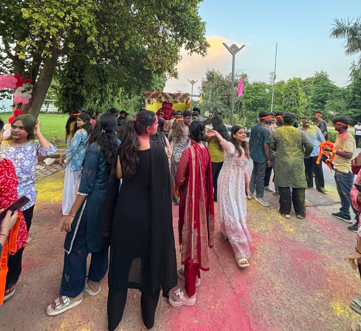 गाजे-बाजे के बीच के.डी. डेंटल कॉलेज में बिराजे विघ्नहर्ता श्रीगणेश  'गणपति बप्पा मोरया' के जयघोष से गूंजा समूचा कॉलेज परिसर