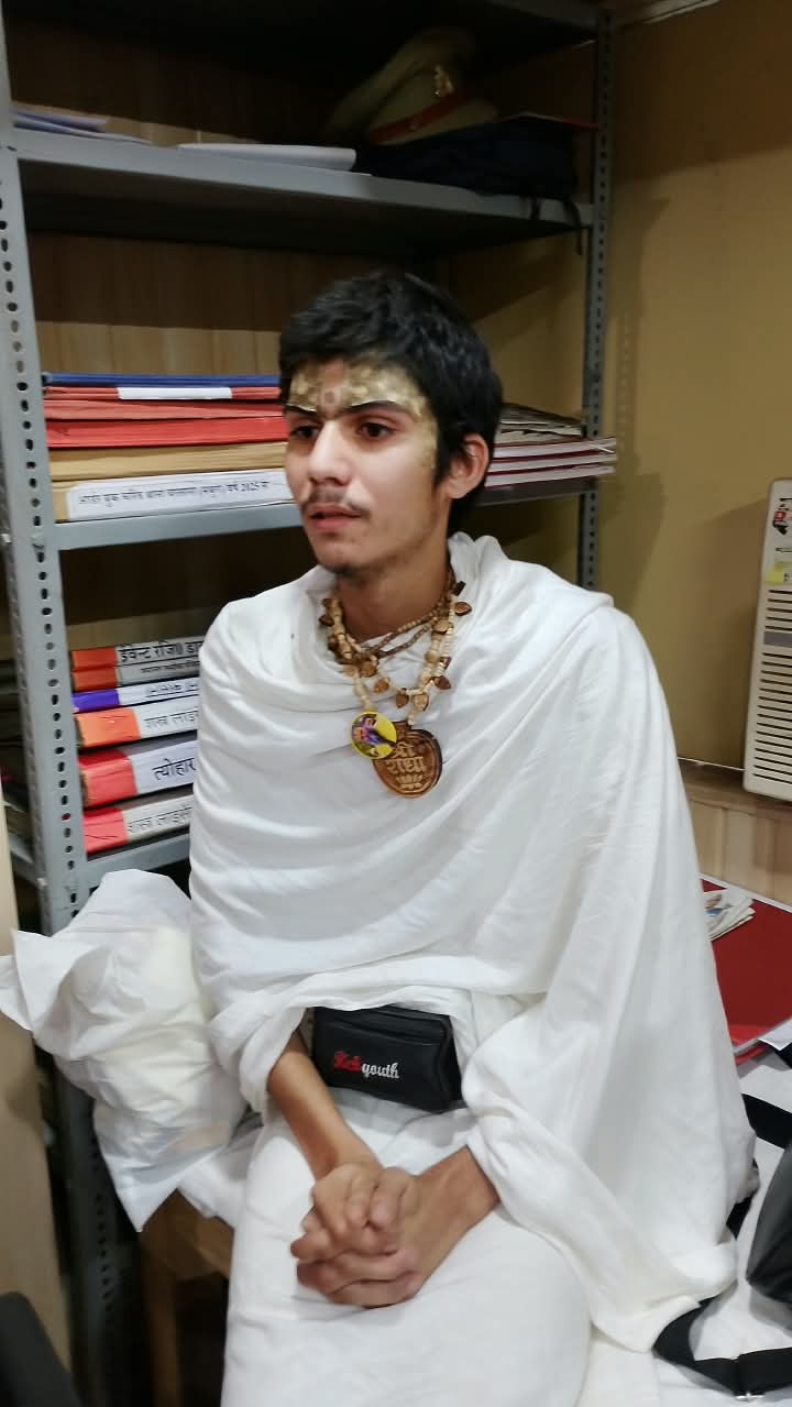 3 माह से लापता बालक अनुज बरसाना में सन्यासी वेश में  बरामद,सन्त प्रेमानंद का आश्रम की कार्यप्रणाली सवालों के घेरे में