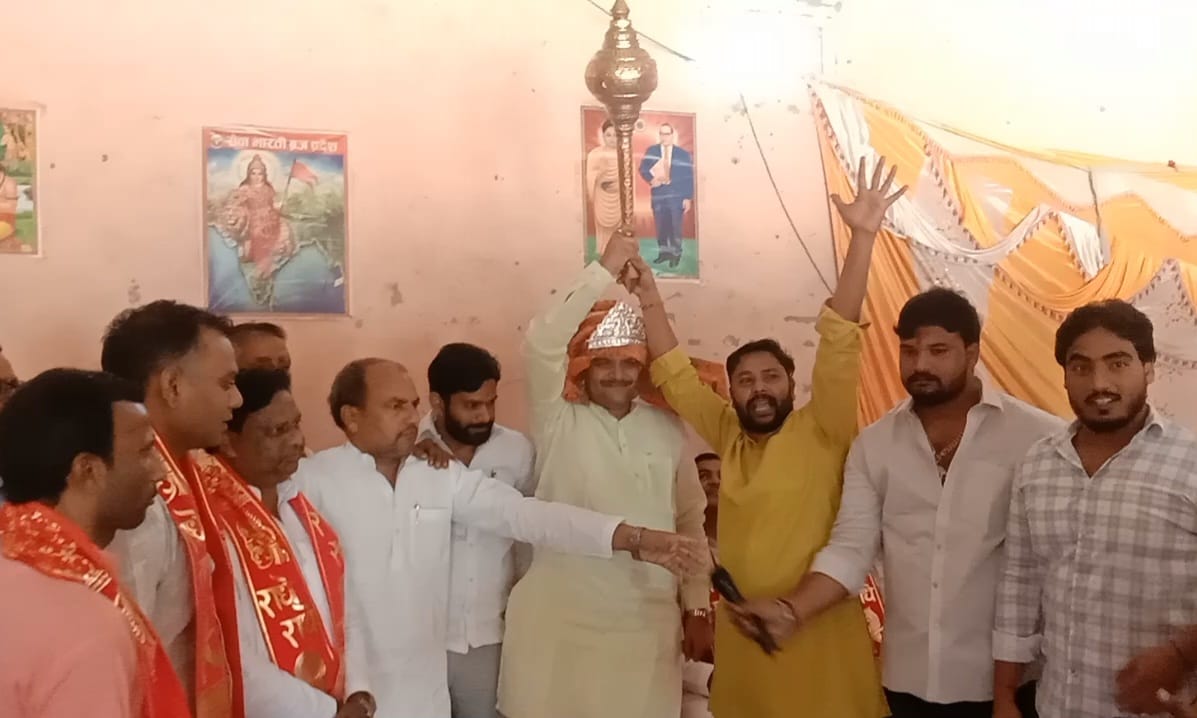 भगवान वाल्मीकि जयंती पर प्रतिमा पर किया माल्यार्पण                                              • भाजपा जिलाध्यक्ष निर्भय पांडे का चांदी का मुकुट, पहना पीतल की गदा देकर किया भव्य स्वागत