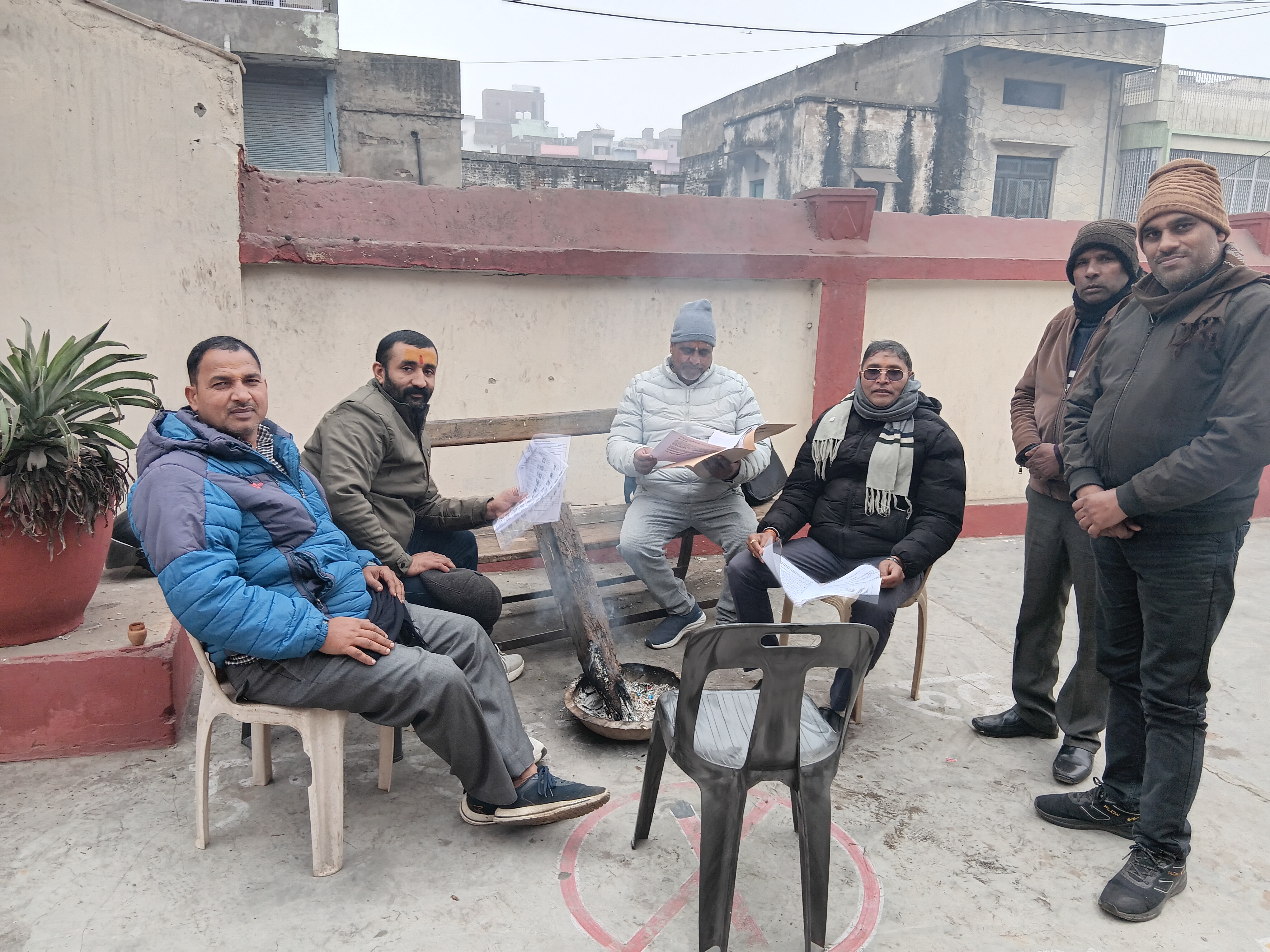 मतदाताओं द्वारा ड्राफ्ट मतदाता सूची के अवलोकन के लिये मतदान केंद्र पर पहुँच बी एल ओ