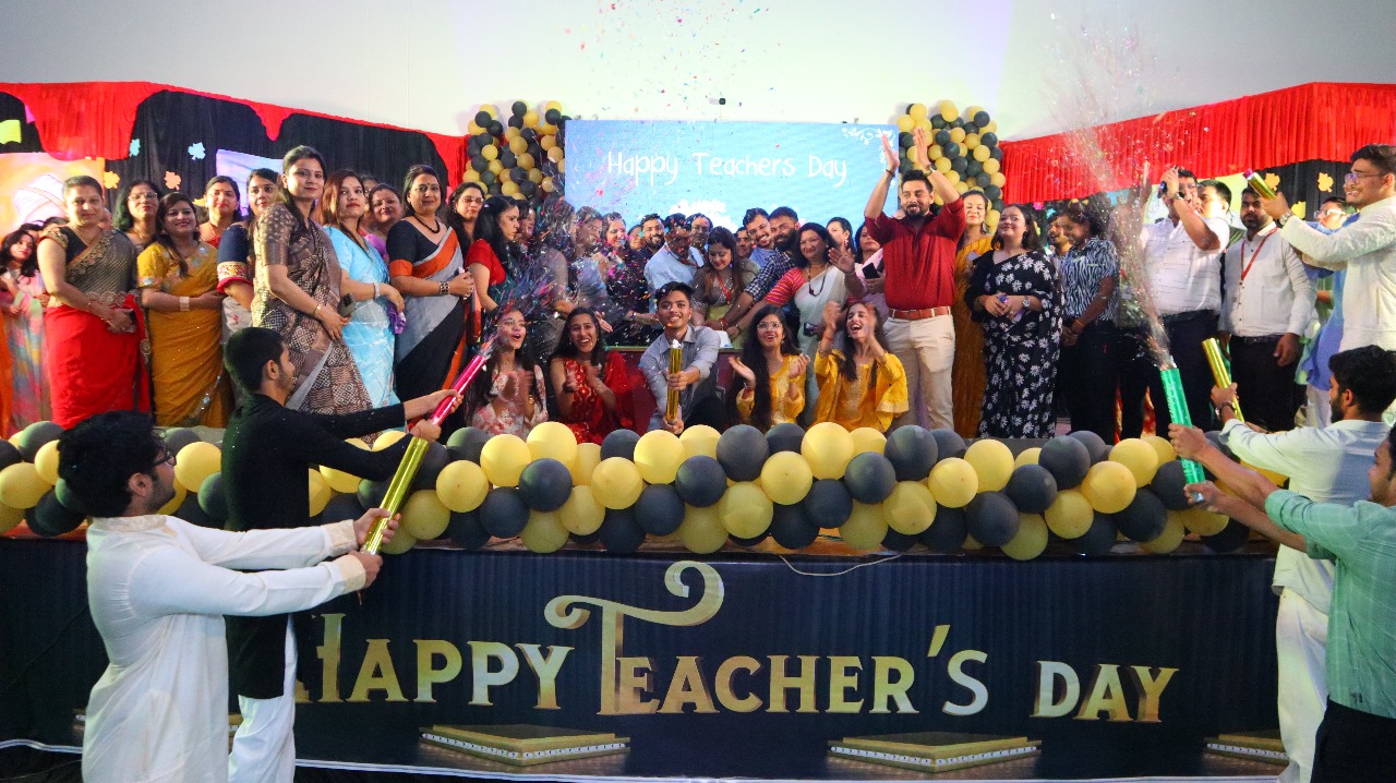 आरआईएस के छात्र-छात्राओं ने किया शिक्षकों का अभिनन्दन
आर.के. ग्रुप के शैक्षिक संस्थानों में हर्षोल्लास से मना शिक्षक दिवस